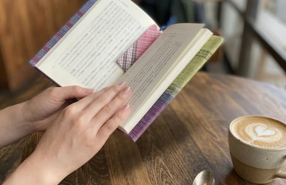 読書の時間、お気に入りの本を紬で包んで。